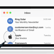 E-Mail Logo Ratgeber Laptop in dem das E-Mail Postfach zu sehen Ist.