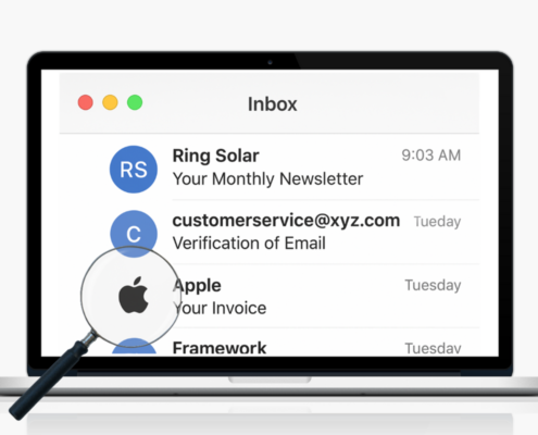 Laptop in dem das E-Mail Postfach zu sehen Ist.