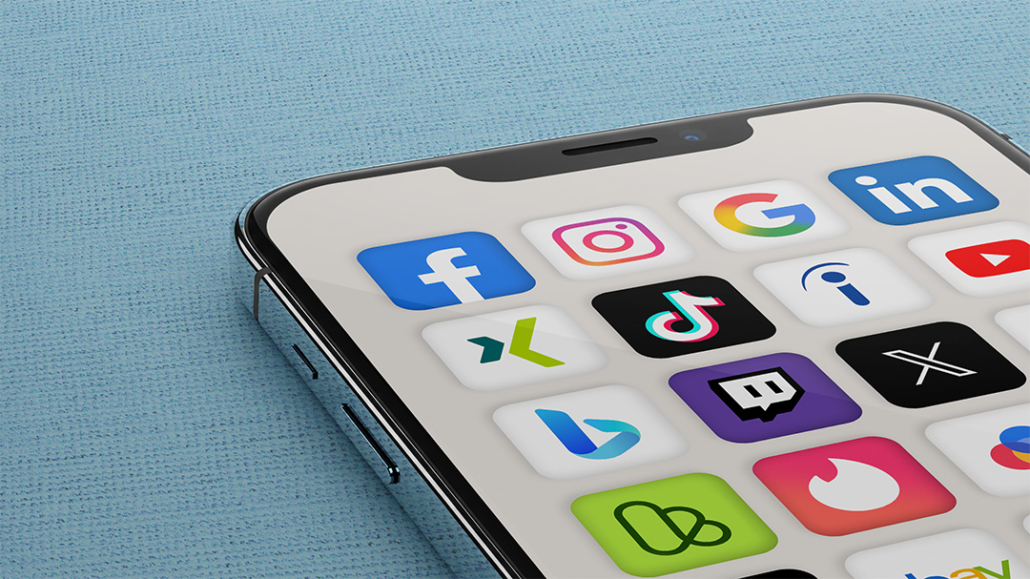 Smartphone Screen mit Social Media Apps im Hintergrund