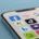 Smartphone Screen mit Social Media Apps im Hintergrund