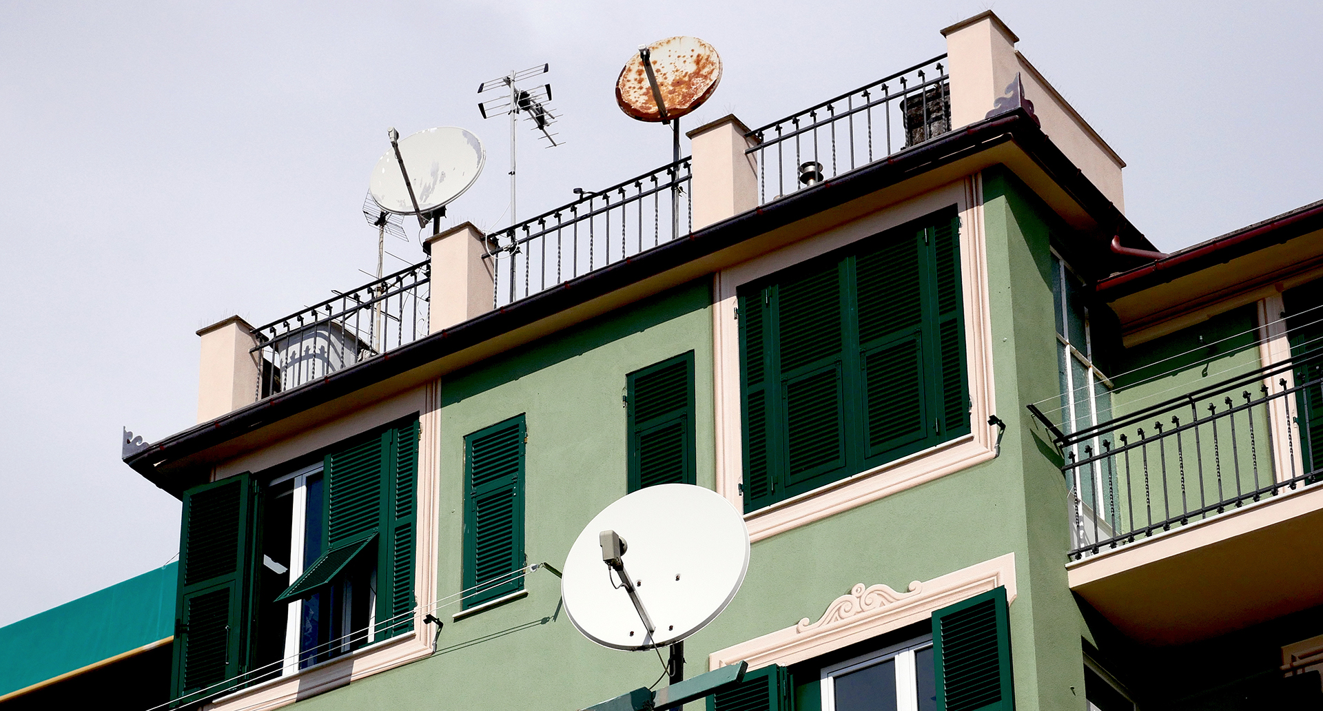 Satelliten TV Schüssel an einer Hausfassade