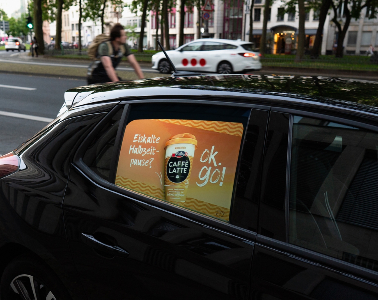Digitale Außenwerbung auf Carsharing Fahrzeugen Beispiel