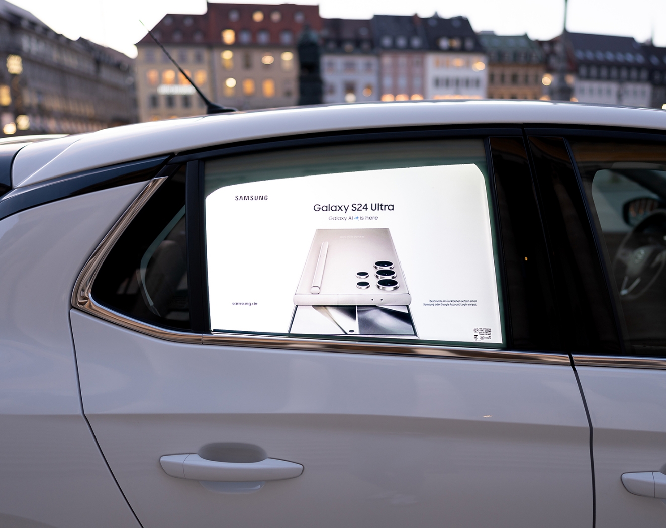 Digitale Außenwerbung auf Carsharing Fahrzeugen Beispiel