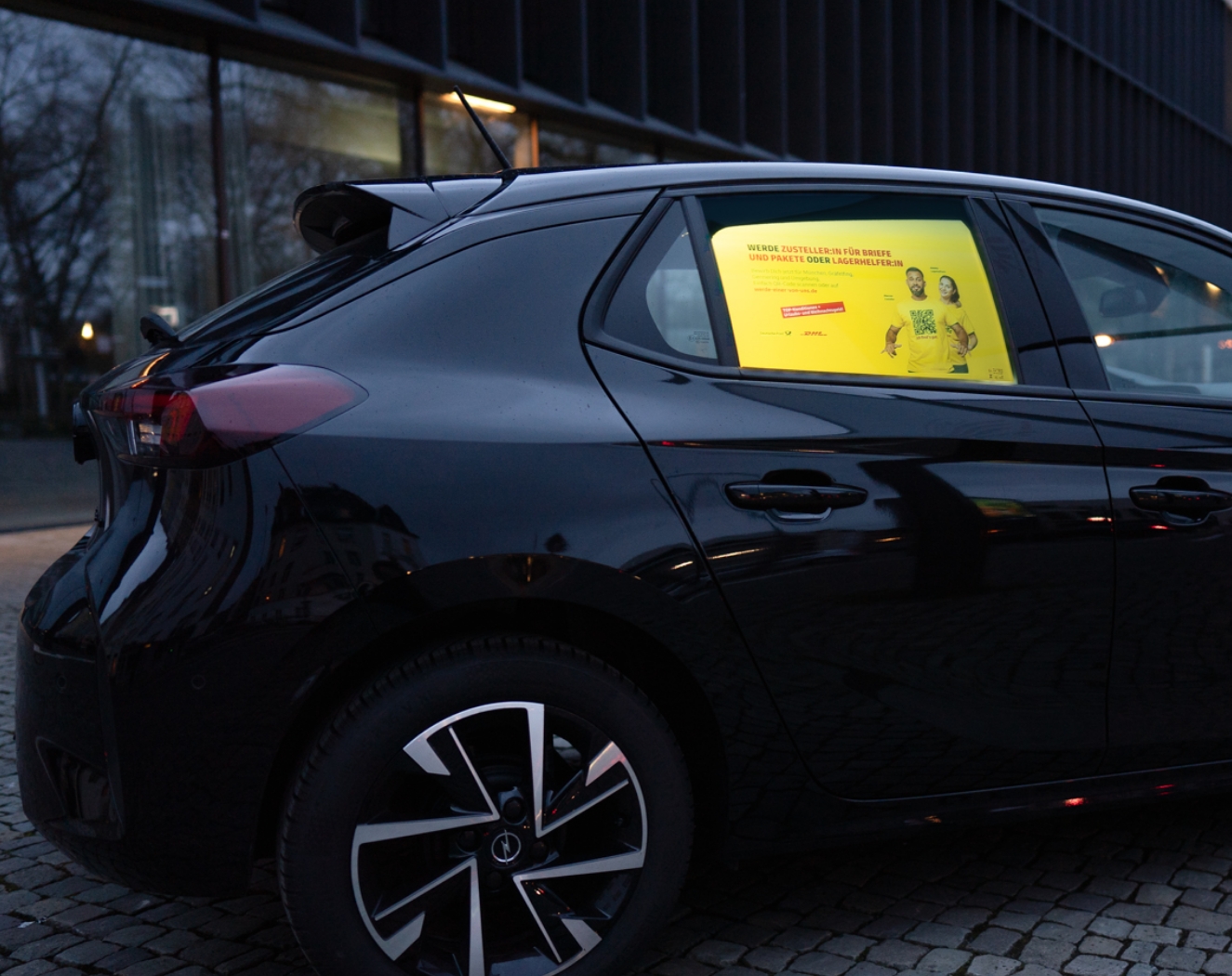 Digitale Außenwerbung auf Carsharing Fahrzeugen Beispiel