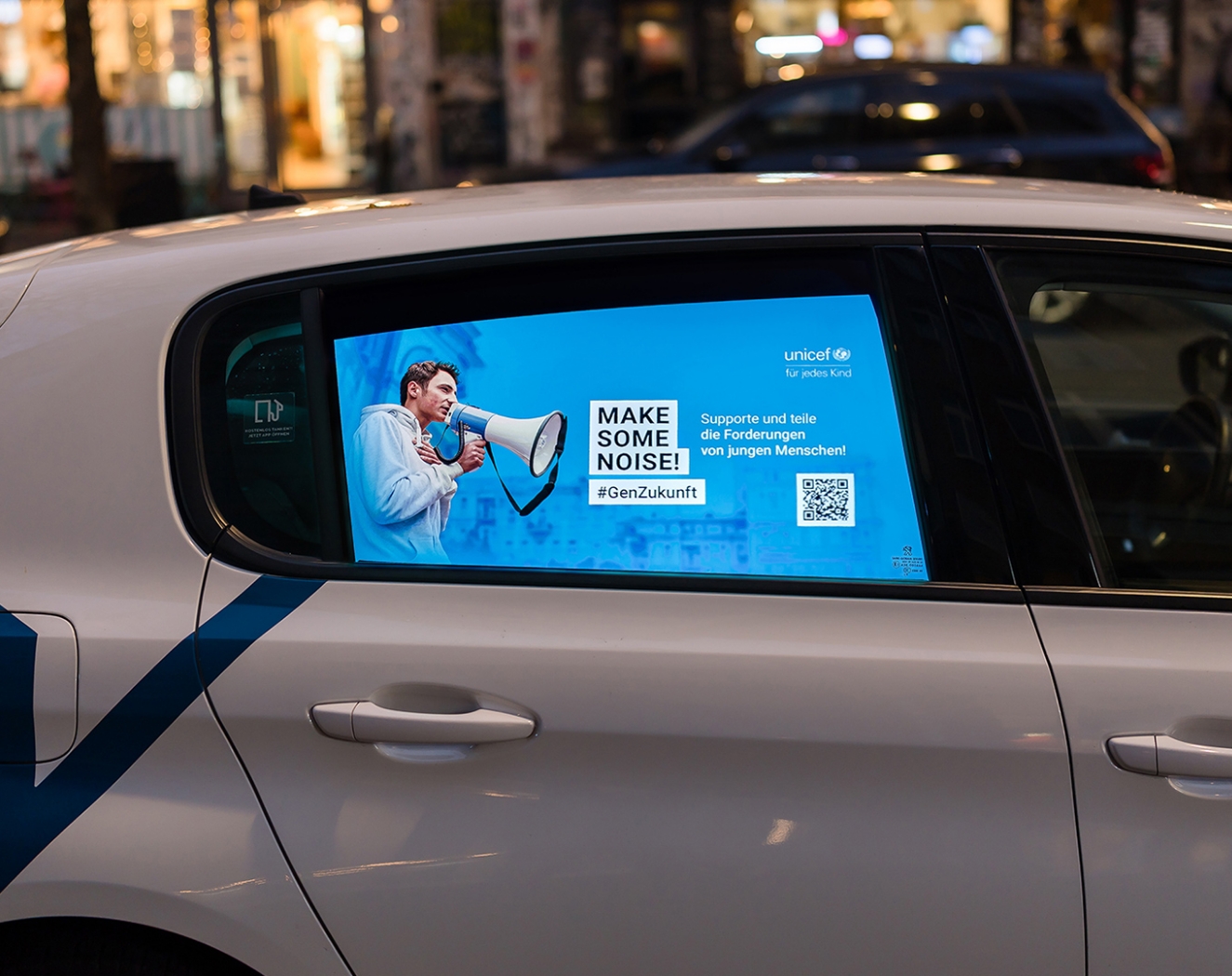 Digitale Außenwerbung auf Carsharing Fahrzeugen Beispiel